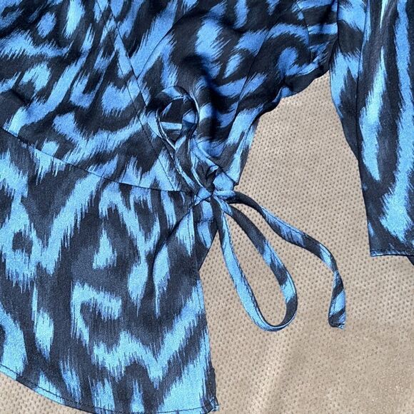 Women's Blue Patterned Blouse - Picture 8 of 10